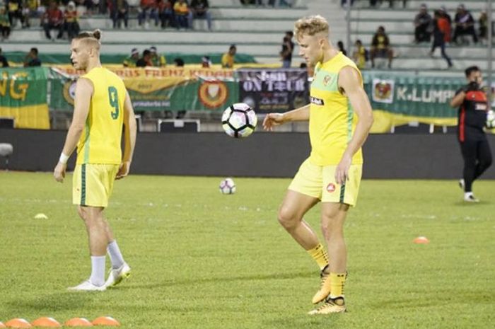 Duo pemain Kedah FA, Ken Ilso (kiri) dan Liridon Krasniqi saat melakukan pemanasan sebelum lawan tuan rumah Selangor FA pada laga leg pertama semifinal Piala Malaysia 2017 di Stadion MP Selayang, Jumat (15/9/2017) malam. 