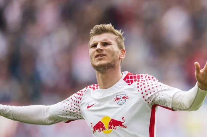 Penyerang RB Leipzig, Timo Werner, merayakan gol ke gawang Frankfurt pada laga Liga Jerman di Leipzig, Jerman, pada 23 September 2017.