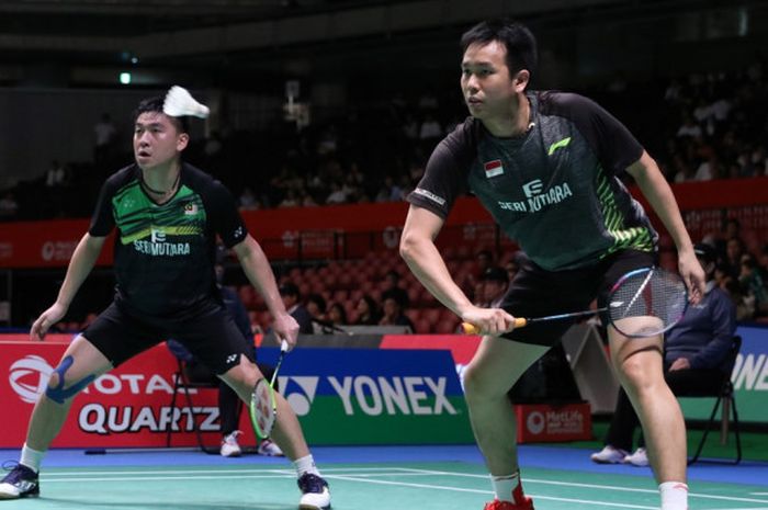  Pasangan ganda putra beda negara, Hendra Setiawan/Tan Boon Heong (Indonesia/Malaysia) saat menjalani laga melawan Mathias Boe/Carsten Mogensen (Denmark) pada babak kedua turnamen Jepang Terbuka di Tokyo Metropolitan Gymnasium, Kamis (21/9/2017). Hendra/Tan kalah dengan skor 8-21-8, 13-21. 