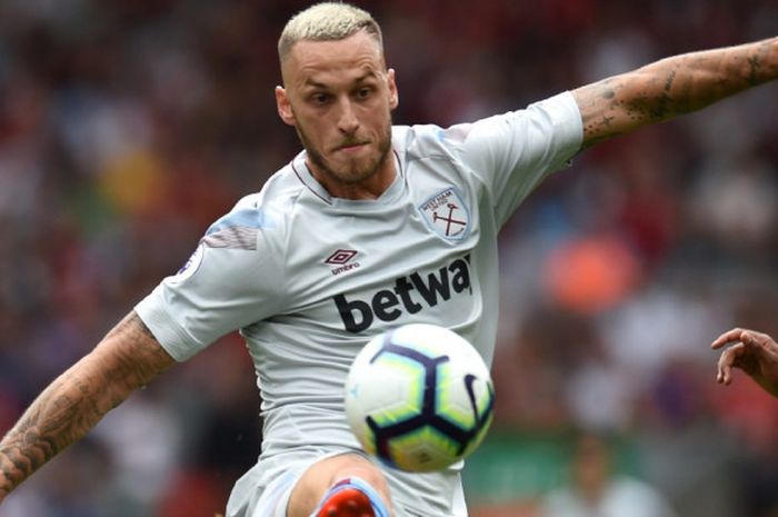 Aksi penyerang West Ham United, Marko Arnautovic, pada laga pertama Liga Inggris musim 2018-2019 mel