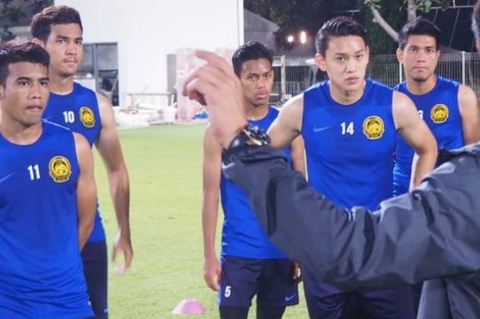 Penyerang timnas U-23 Malaysia, Safawi Rasid (kiri) bersama rekan-rekannya mendengar instruksi pelatih Ong Kim Swee dalam latihan terbaru di lapangan ABC, Komplek Gelora Bung Karno, Jakarta pada 21 Agustus 2018. 