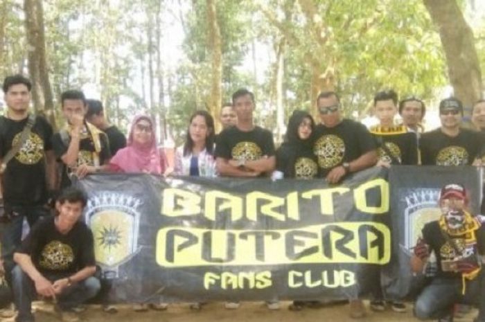 Suporter Naga Mekes yang tergabung dalam Barito Putera Fan Club (BPFC) menanggapi positif bus baru milik tim. 