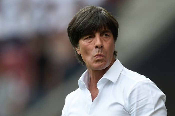 Pelatih tim nasional Jerman, Joachim Loew, mendampingi anak asuhnya bertanding kontra Slovenia di Augsburg, Minggu (29/5/2016) waktu setempat.