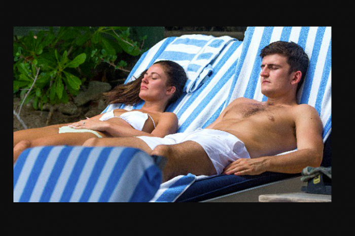 Harry Maguire bersama sang kekasih Fern Hawkins saat berlibur di Pantai Barbados, Pulau Karibia.