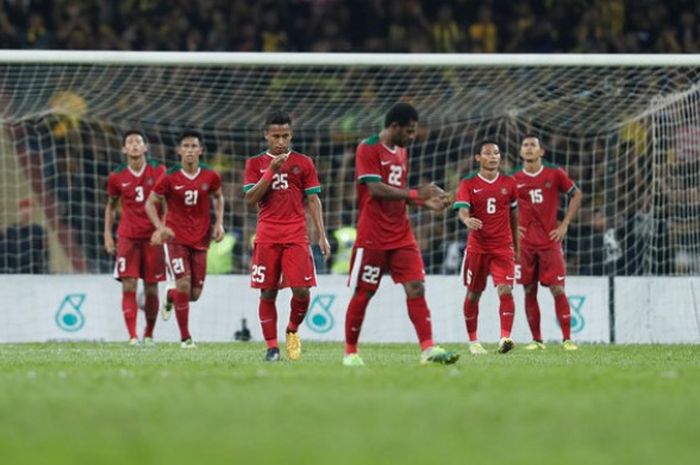 Para pemain timnas U-22 Indonesia lesu setelah sundulan penyerang Malaysia, Thanabalan membobol gawang skuat Garuda Muda pada semifinal SEA Games 2017 di Stadion Shah Alam, Selangor, Sabtu (26/8/2017) malam. 