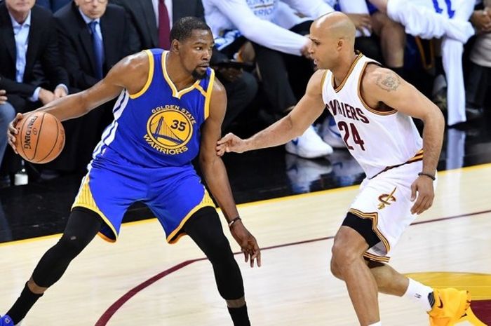 Forward Golden State Warriors, Kevin Durant (jersey biru, #35), menggiring bola seraya dikawal pemain Cleveland Cavaliers, Richard Jefferson (jersey putih, #24), pada gim ketiga final NBA yang berlangsung di Quicken Loans Arena, Cleveland, Ohio, Rabu (7/6/2017) malam waktu setempat atau Kamis pagi WIB.