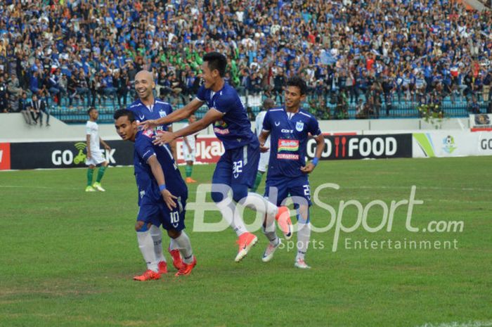  Pemain PSIS Semarang melakukan selebrasi setelah Komarudin berhasil mencetak gol ke gawang Persebay