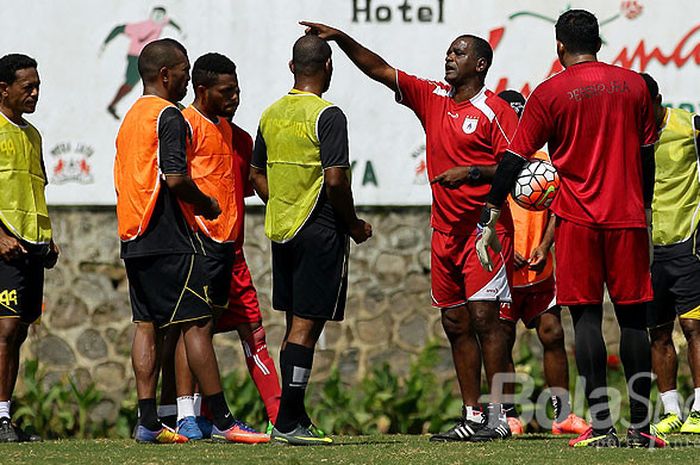 Pelatih Persipura Jayapura, Wanderley Junior, memberi instruksi kepada pemainnya saat mengawal pemusatan latihan selama tiga hari (16-18 Agustus) di Agrokusuma Batu, Jawa Timur (17/08/2017).