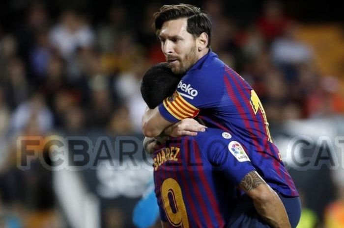 Dua pemain Barcelona, Luis Suarez (kiri) dan Lionel Messi (kanan), berselebrasi usai mencetak gol ke gawang Sevilla pada laga Liga Spanyol di Camp Nou, Sabtu (20 Oktober 2018) atau Minggu dini hari WIB.