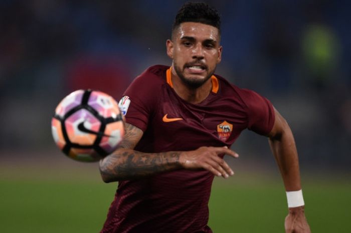 Aksi Emerson Palmieri dalam partai AS Roma kontra Lazio pada semifinal Coppa Italia di Stadio Olimpico, Roma, 4 April 2017.