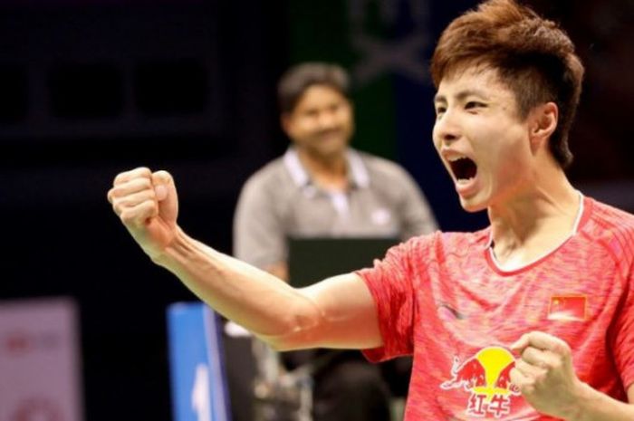   Ekspresi kemenangan pebulu tangkis tunggal putra China, Shi Yuqi, usai memenangi gelar India Open 2018, Minggu (4/2/2018).   