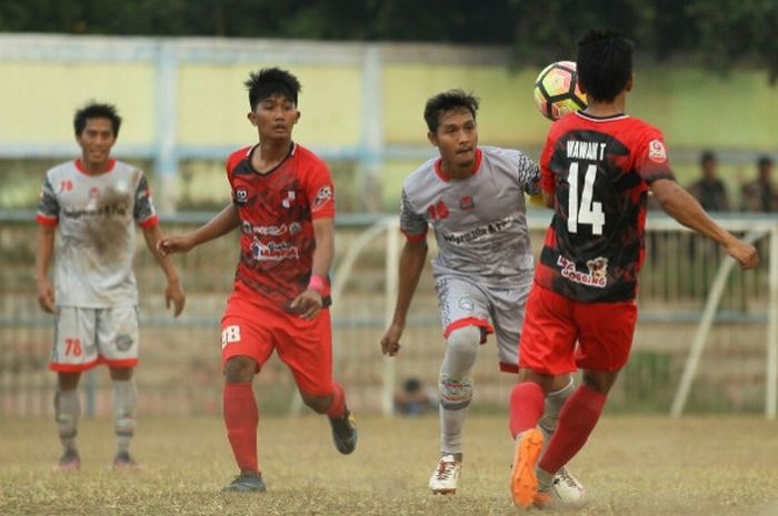 Kapten Martapura FC, Qischil G Minny (tengah) di jaga dua pemain PSBI Blitar dalam lanjutan Liga 2 yang berakhir dengan skor 0-2 di Stadion Ario Srengat Kabupaten Blitar, Jawa Timur (13/08/2017) Minggu sore.  