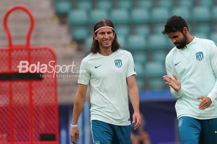 Pemain Atletico Madrid, Filipe Luis (kiri) dan Diego Costa.