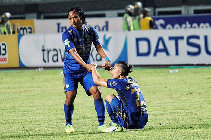 Gelandang Persib Bandung, Hariono (kiri) dan Kim Kurniawan, dipastikan absen saat Persib melakoni laga tandang melawan Pusamania Borneo FC di Stadion Mulawarman, Bontang, Rabu (8/11/2017).