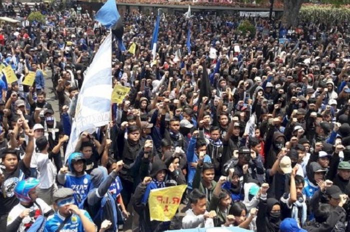  Aksi Ribuan Bobotoh Persib Bandung di halaman Gedung Sate Bandung, Sabtu (13/10/2018). 