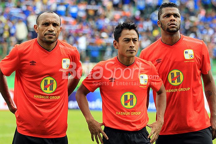 Pemain Barito Putera (kiri-kanan), Roni Ezar, Samsul Arif, dan Patrick da Silva, berpose menjelang dimulainya laga uji coba melawan Arema FC di Stadion Gajayana Malang, Jawa Timur Minggu (14/01/2018) sore.