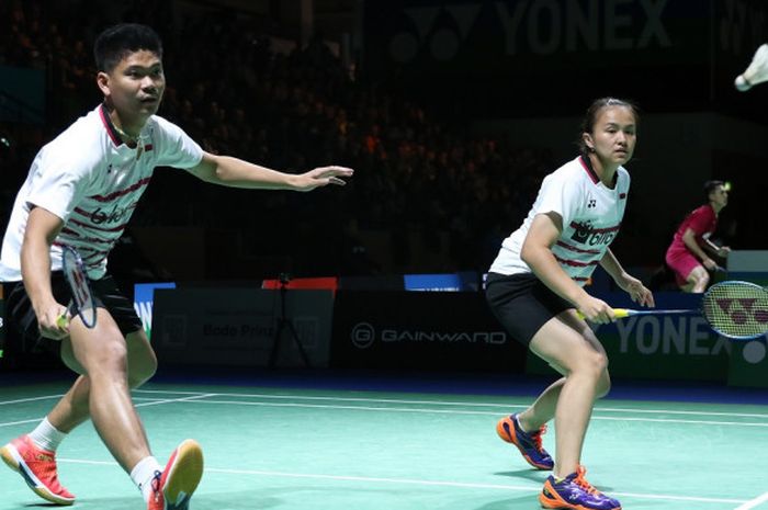 Pasangan ganda campuran nasional, Praveen Jordan/Melati Daeva Oktavianti, mengembalikan shuttlecock dari lawan mereka, Niclas Nohr/Sara Thygessen (Denmark), pada laga perempat final turnamen Jerman Terbuka yang berlangsung di Innogy Sporthalle, Mulheim an der Ruhr, Jerman, Jumat (9/3/2018).