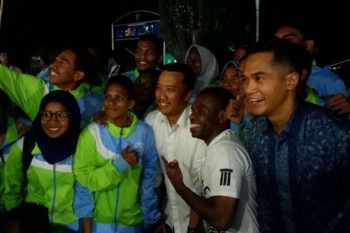 Ketua PB PRSI Anindya Novyan Bakrie (kanan) berpose dengan Menteri Pemuda dan Olahraga Imam Nahrawi dan para atlet renang dari Papua dan Sulawesi Selatan seusai acara pembukaan Indonesia Open Aquatic Championship 2017, di Aquatic Stadium Gelora Bung Karno, Senayan, Jakarta, Selasa (5/12/2017).