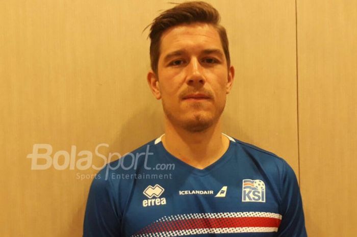 Kapten timnas Islandia, Olafur Ingi Skulason. 