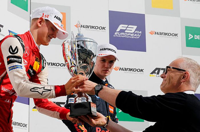 Mick Schumacher (kiri) menerima piala setelah memenangi balapan Formula 3 di Nurburgring, Jerman, (9/9/2018) dan mengungguli pemuncak klasemen saat itu, Dan Ticktum (tengah).