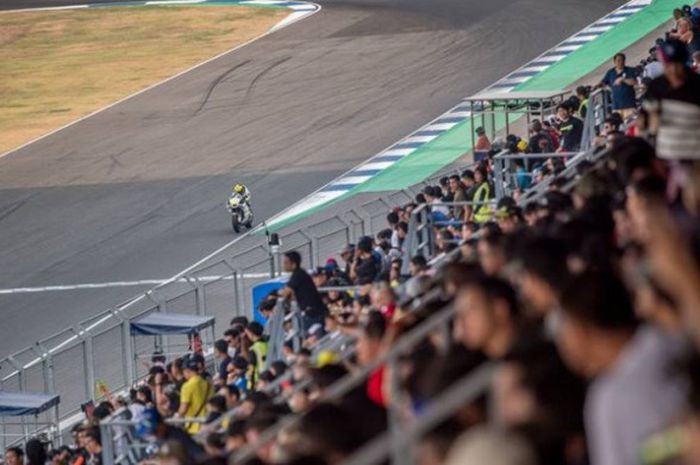 Para penonton saat hadir menonton tes pramusim MotoGP di Sirkuit Buriram, Thailand. 