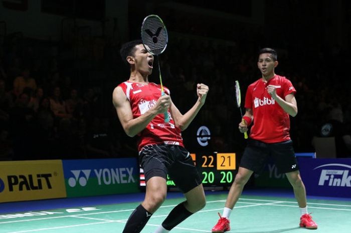  Pasangan ganda putra Indonesia, Fajar Alfian/Muhammad Rian Ardianto, melakukan selebrasi setelah memenangi laga atas Mohammad Ahsan/Hendra Setiawan pada semifinal Jerman Terbuka yang berlangsung di Innogy Sportshalle, Mulheim an der Ruhr, Jerman, Sabtu (10/3/2018). 