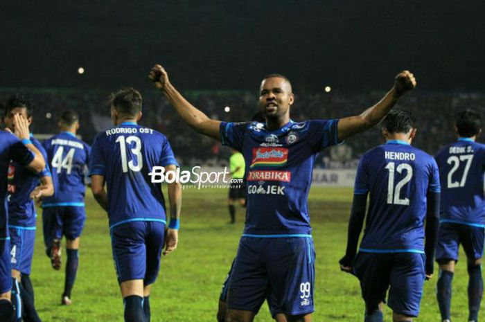 Selebrasi penyerang Arema FC, Thiago Fortuoso, seusai membobol gawang Persela  dalam pertandingan Piala Presiden 2018 di Stadion Gajayana, Malang, Sabtu (20/1/2018). 