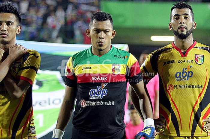 Kiper Mitra Kukar, Joko Ribowo (tengah), menjelang laga melawan Arema FC pada pekan ke-8 Liga 1 di Stadion Gajayana Malang, Jawa Timur, Minggu (28/05/2017) malam.