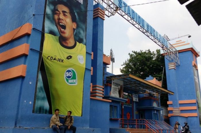 Poster raksasa dengan gambar foto dari almarhum Choirul Huda pada dinding luar Stadion Surajaya, Lamongan pada Minggu (22/10/2017). 