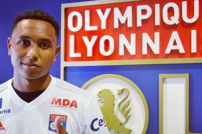 Kenny Tete saat diperkenalkan oleh Olympique Lyon pada tahun 2017.