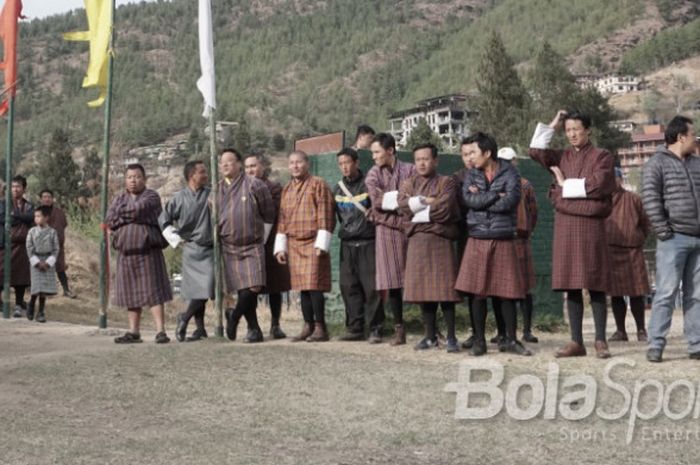 Seorang pepanah tradisional bersiap untuk melepaskan anak panahnya di Thimphu, Bhutan, Kamis (5/4/2018).