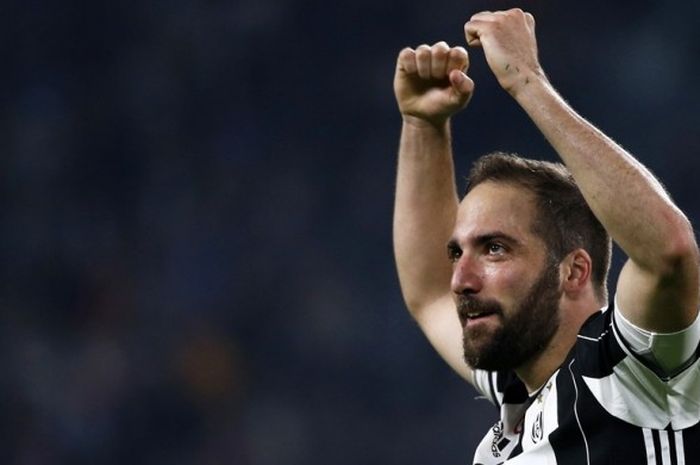 Gonzalo Higuain merayakan gol Juventus ke gawang Chievo Verona pada partai lanjutan Serie A - kasta teratas Liga Italia - di Stadion Juventus, Sabtu (8/4/2017).