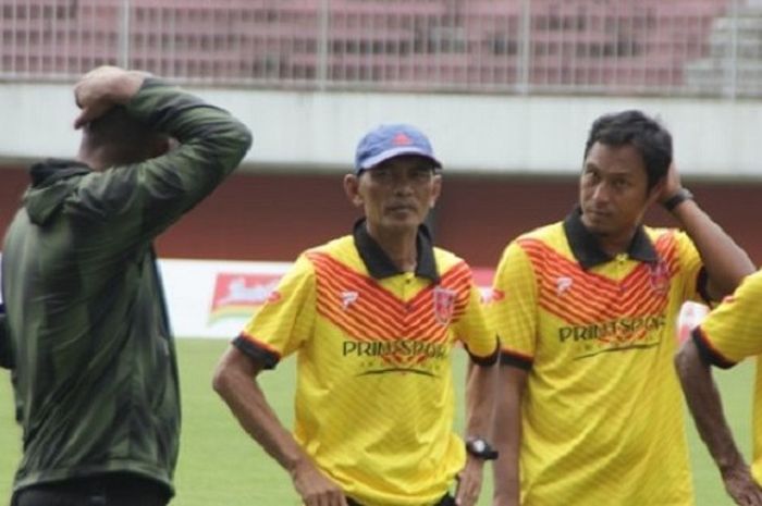 Pelatih Mojokerto Putra, Jamal Yastro (tengah) saat memimpin uji lapangan jelang laga perdana melawan tuan rumah PSS Sleman. 