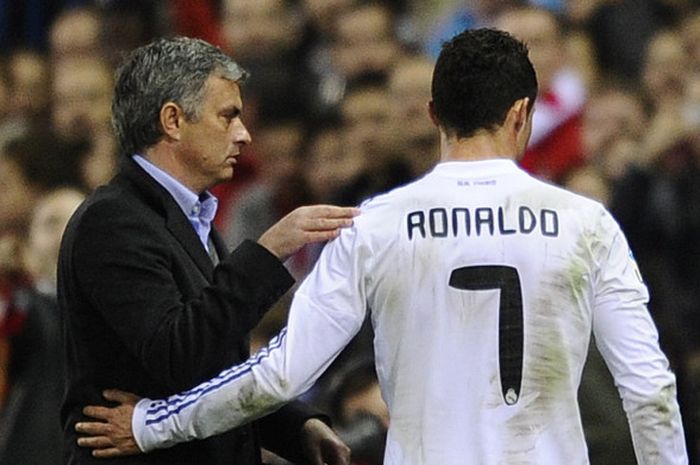 Megabintang Real Madrid, Cristiano Ronaldo, disambut pelatih Jose Mourinho saat meninggalkan lapangan dalam laga Liga Spanyol kontra Atletico Madrid di Stadion Vicente Calderon, Madrid, Spanyol pada 19 Maret 2011.