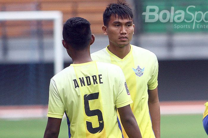 Pemain Persegres Gresik United, Herwin Tri Saputra (kanan), saat melakukan peregangan otot bersama r