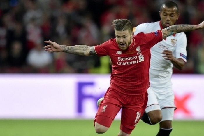 Bek kiri Liverpool, Alberto Moreno (depan), saat bermain dalam laga final Liga Europa kontra Sevilla di Stadion St Jakob Park, Basel, Swiss, pada Rabu (18/5/2016) waktu setempat.