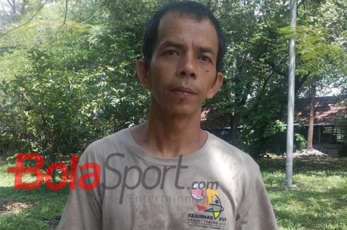 Salah satu route setter Kejurnas Panjat Tebing 2018, Hendrawan alias Bule, di Kompleks Manahan, Solo.