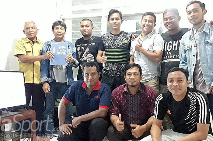 Andik Ardiansyah dan Duani Pasatria, berpose bersama pelatih SSB Petrokimia Gresik.