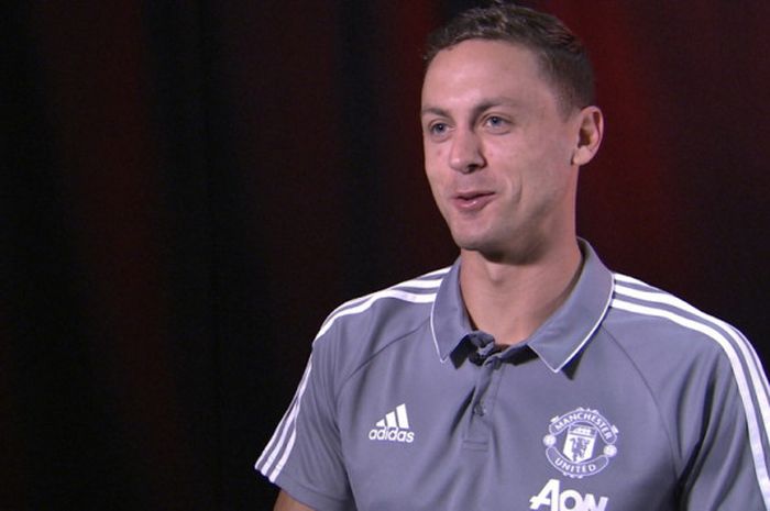 Gelandang baru Manchester United, Nemanja Matic, saat melakukan sesi wawancara pertama sebagai pemain baru.