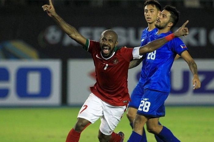 Kapten timnas Indonesia, Boaz Solossa, merayakan gol yang ia cetak ke gawang Filipina di laga lanjutan Piala AFF 2016 di Philippine Sports Stadium, Bocaue, Filipina, pada Selasa (22/11/2016).