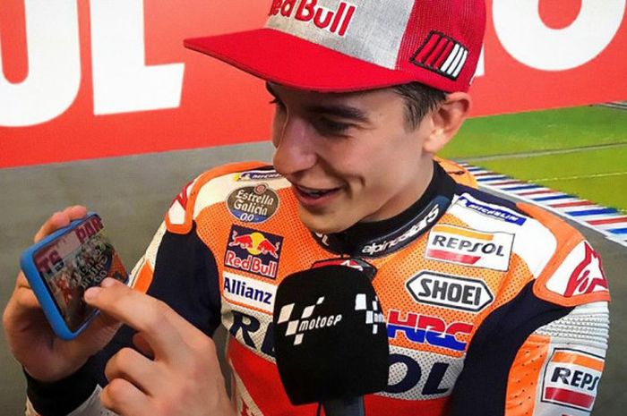 Marc Marquez saat diwawancarai oleh MotoGP usai memenangkan balapan MotoGP Belanda di Sirkuit Assen, Belanda, Minggu (1/7/2018).