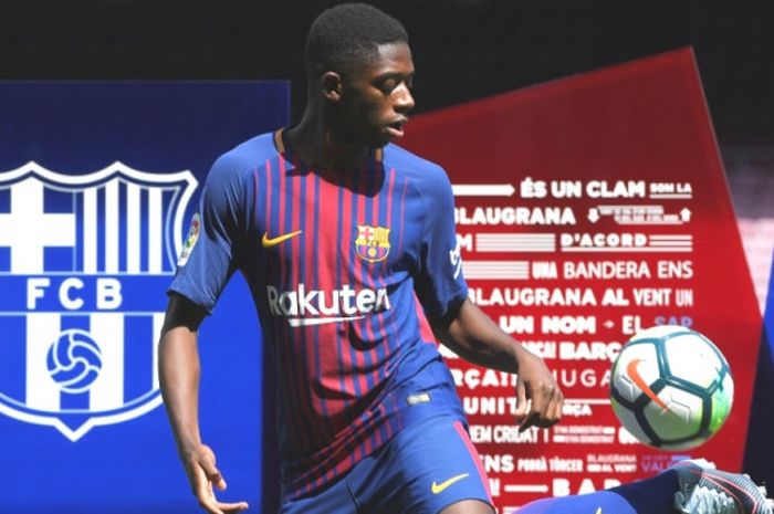 Aksi Ousmane Dembele saat diperkenalkan sebagai pemain baru FC Barcelona di Stadion Camp Nou, Barcelona, 28 Agustus 2017.