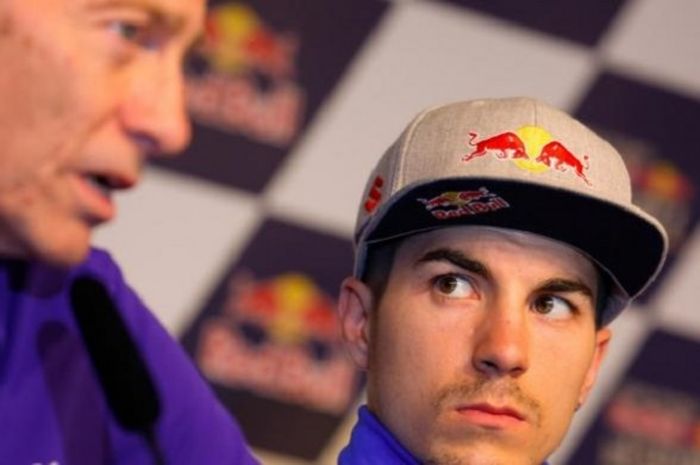 Pebalap Suzuki Ecstar asal Spanyol, Maverick Vinales, memperhatikan Managing Director Yamaha Racing Lin Jarvis yang berbicara saat konferensi pers jelang GP Spanyol di Sirkuit Jerez, Kamis (21/4/2016).