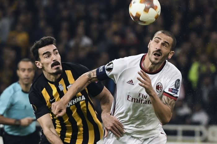 Bek AC Milan, Leonardo Bonucci (kanan), saat berduel dengan pemain AEK Athens, Lazaros Christodoulopoulos, dalam laga Grup D Liga Europa 2017-2018 di Stadion OAKA Spiros Louis, Athena, Yunani, pada Kamis (2/11/2017).