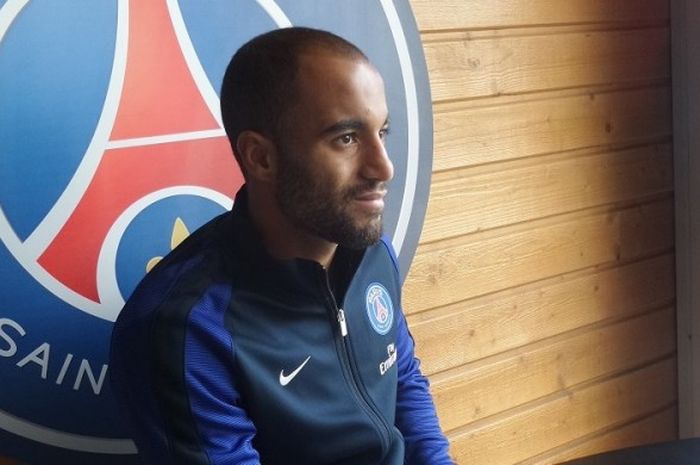 Lucas Moura sedang menjawab pertanyaan media peserta PSG Media Tour di markas latihan PSG, Camp des Loges, Prancis, Kamis (20/10/2016).