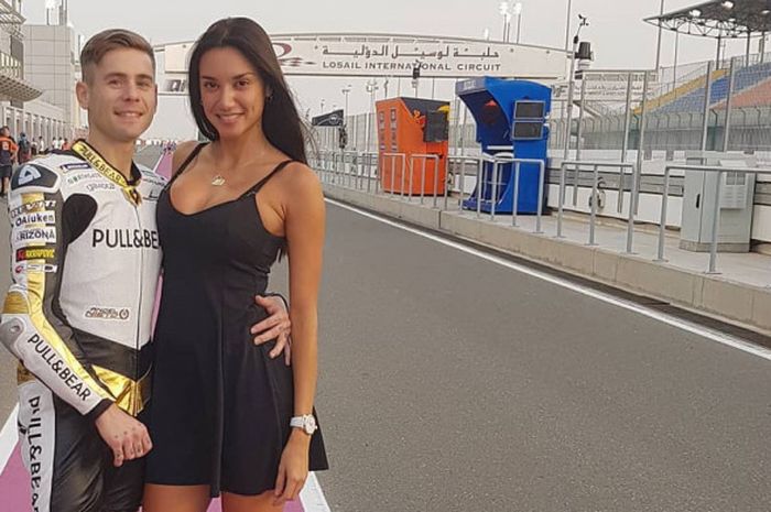 Alvaro Bautista (kiri) berpose dengan Grace Barroso di Sirkuit Losail, Qatar.