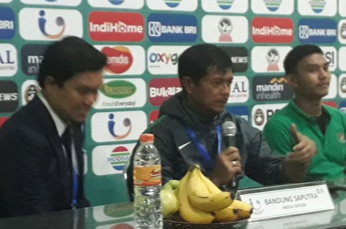  Pelatih U-19 Indonesia, Indra Sjafri (tengah) bersama Muhammad Rafli Mursalim (kanan) dalam sesi konferensi pers usai laga kontra timnas U-19 Singapura pada Selasa (3/7/2018) di Stadion Gelora Delta Sidoarjo. 