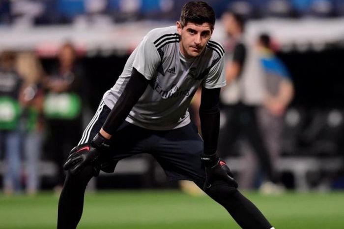 Kiper Thibaut Courtois menjalani pemanasan menjelang kick-off duel Liga Spanyol antara Real Madrid lawan Getafe di Stadion Santiago Bernabeu, Madrid, 19 Agustus 2018.