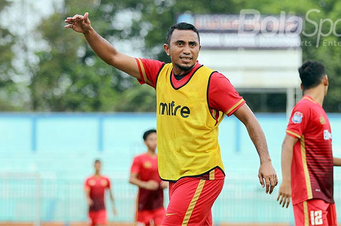 Gelandang Bhayangkara FC, Firman Utina, saat berlatih menjelang laga Cilacap Cup di di Stadion Wijay