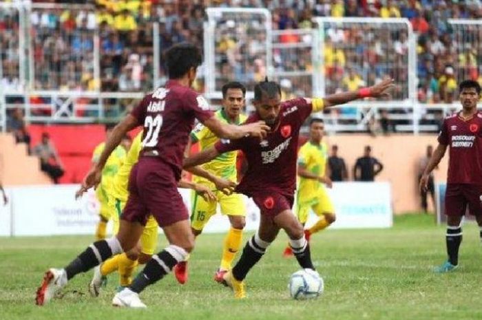 Zulham Zamrun menggiring bola saat membela PSM Makassar melawan Persiter Ternate pada babak 64 besar Piala Indonesia 2018, Sabtu (22/12/2018).